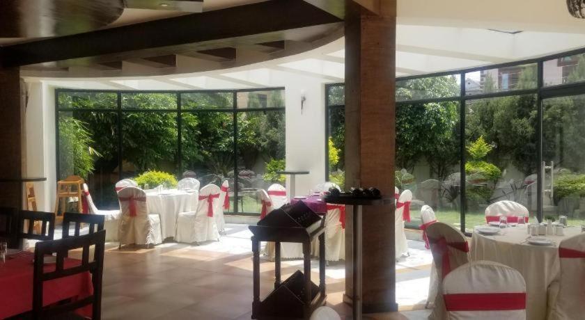 Club Denovo Hotel Butwal Bagian luar foto