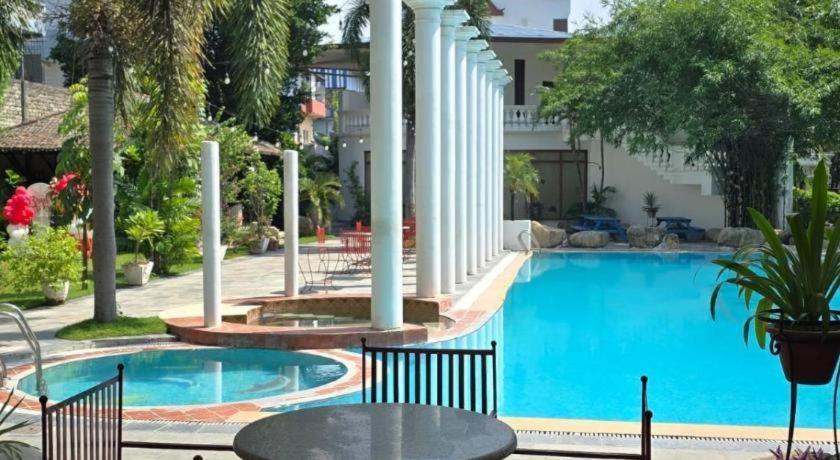 Club Denovo Hotel Butwal Bagian luar foto