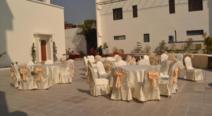 Club Denovo Hotel Butwal Bagian luar foto